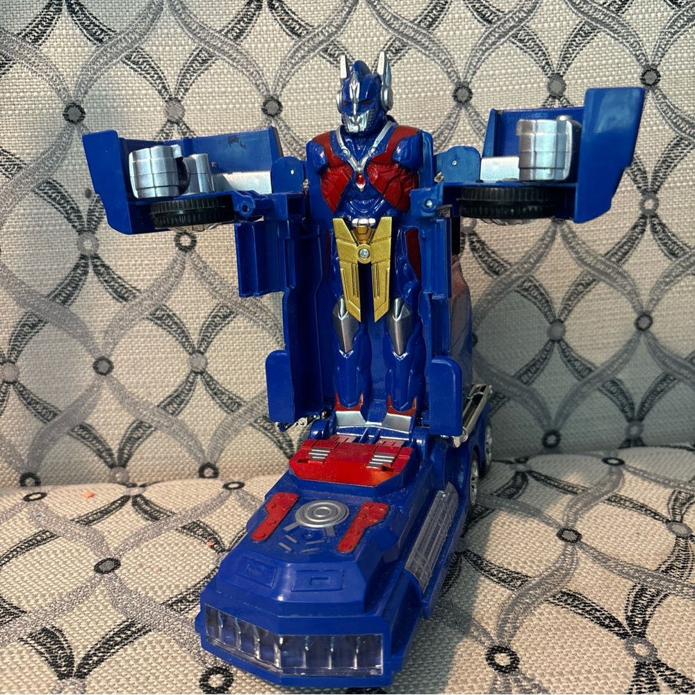 Robot Super Changer Truck FW-2036A Voice, Light, Transforming Bump & Go